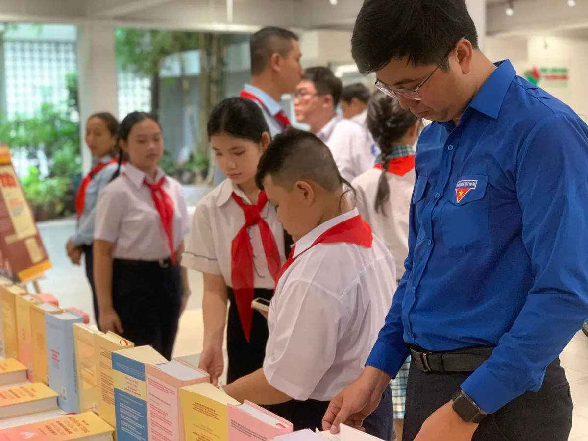 Trưng bày không gian ảnh “Tổng Bí thư Nguyễn Phú Trọng sáng mãi trong lòng Tuổi trẻ TP Hồ Chí Minh” - Ảnh 6.