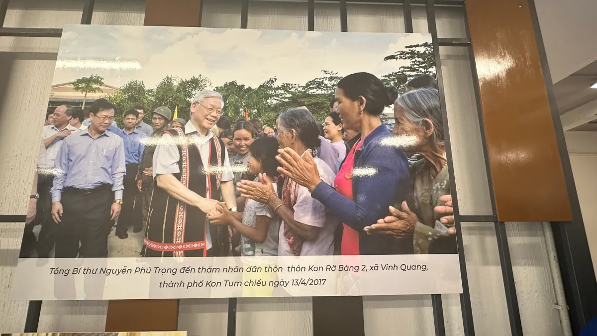 Trưng bày không gian ảnh “Tổng Bí thư Nguyễn Phú Trọng sáng mãi trong lòng Tuổi trẻ TP Hồ Chí Minh” - Ảnh 3.