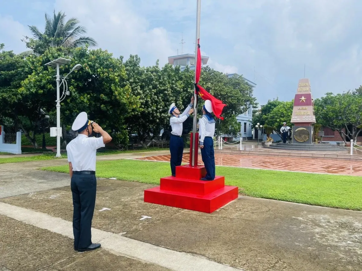 Ngày Quốc tang nơi đảo xa - Ảnh 1.