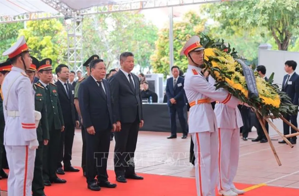 Người thân, nhân dân tới viếng Tổng Bí thư Nguyễn Phú Trọng tại quê nhà Đông Anh (Hà Nội) - Ảnh 3.