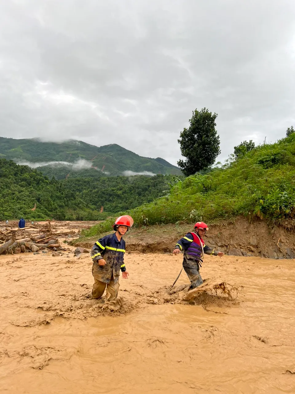 Lũ quét, sạt lở đất nghiêm trọng ở Điện Biên khiến 2 người tử vong, 4 người mất tích - Ảnh 11.