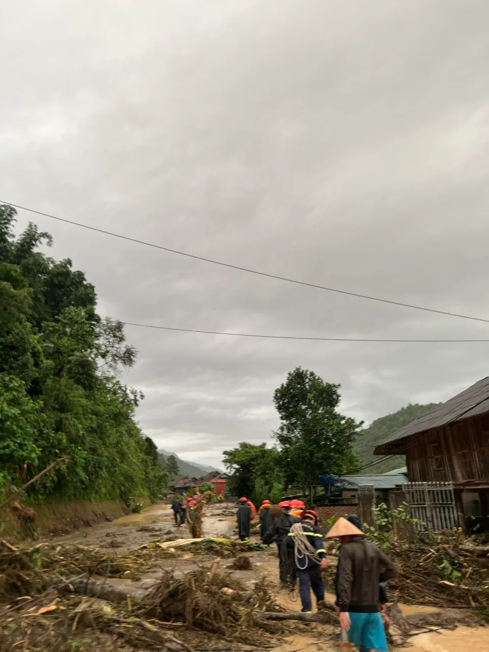 Lũ quét, sạt lở đất nghiêm trọng ở Điện Biên khiến 2 người tử vong, 4 người mất tích - Ảnh 6.