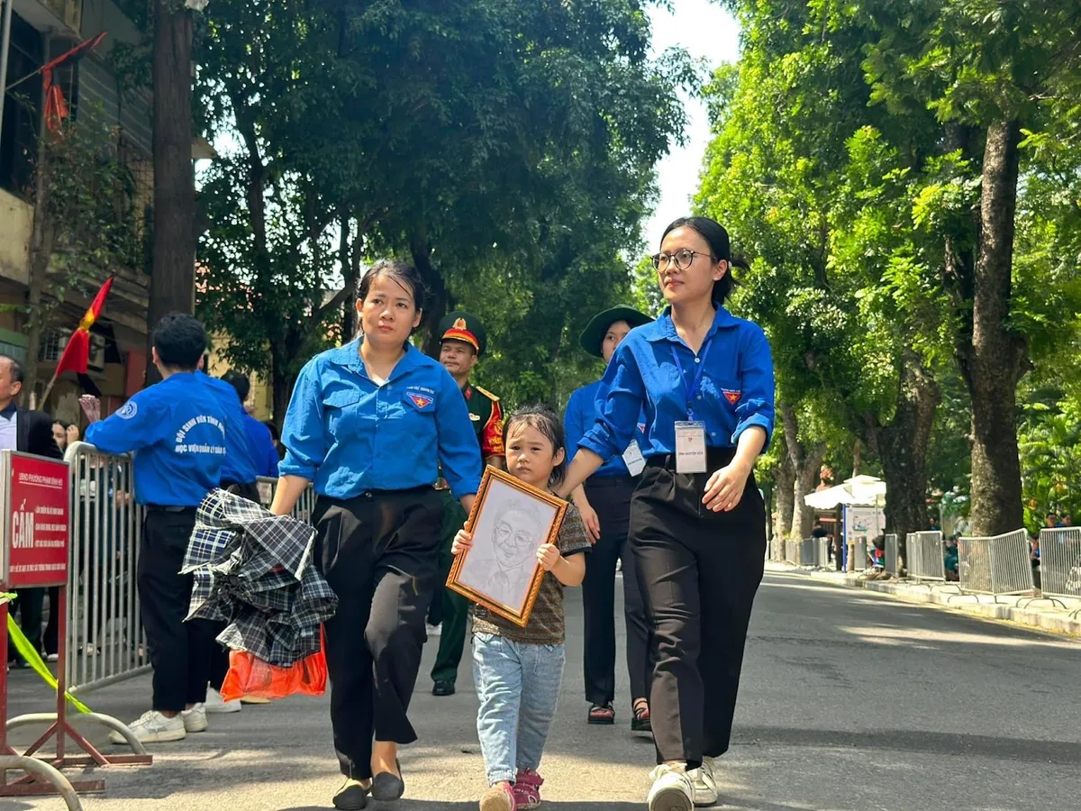 Thanh niên tình nguyện hỗ trợ Lễ Quốc tang: Vinh dự, tự hào và xúc động - Ảnh 5.