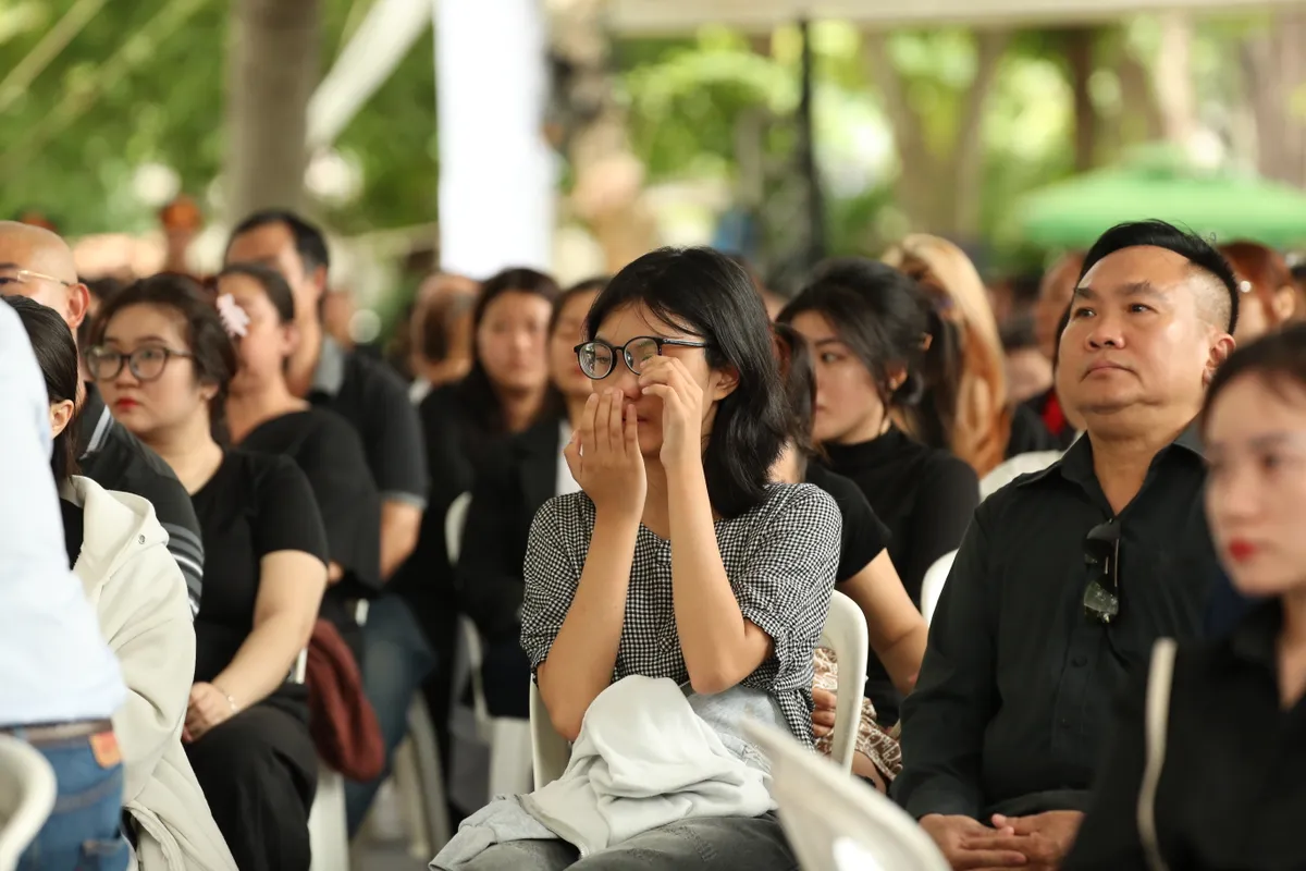 Người dân TP Hồ Chí Minh khóc nghẹn trong thời khắc truy điệu Tổng Bí thư Nguyễn Phú Trọng - Ảnh 10.