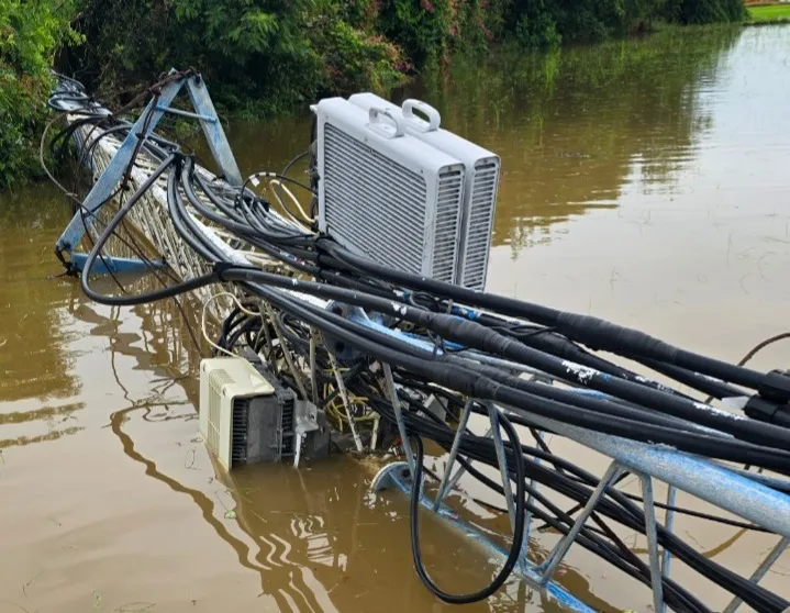 Bạc Li&ecirc;u: Mưa lớn k&egrave;m gi&ocirc;ng lốc l&agrave;m g&atilde;y đổ trụ thu ph&aacute;t s&oacute;ng - Ảnh 1.