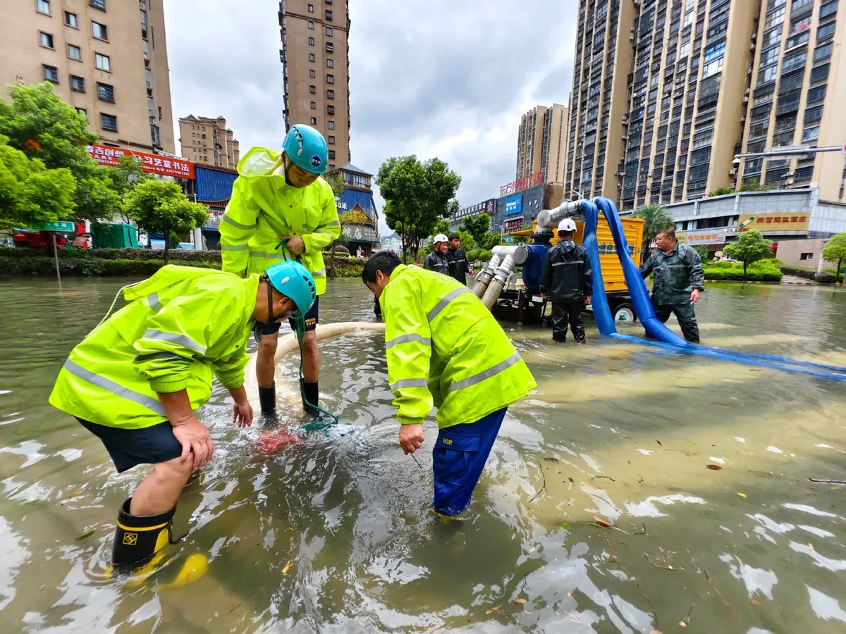 Bão Gaemi tấn công vùng Đông Bắc Trung Quốc, hàng chục nghìn người phải sơ tán, nhà máy đóng cửa  - Ảnh 1.