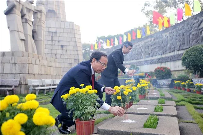 Lãnh đạo TP Hồ Chí Minh dâng hương tưởng niệm các anh hùng liệt sĩ - Ảnh 5.