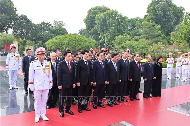 Lãnh đạo Đảng, Nhà nước tưởng niệm các Anh hùng liệt sĩ và vào Lăng viếng Chủ tịch Hồ Chí Minh - Ảnh 2.