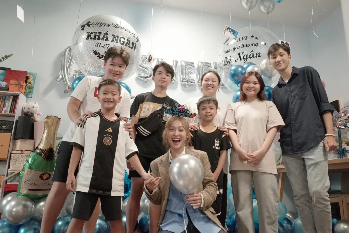 Đại gia đình Diva Thanh Lam chung khung ảnh, Khả Ngân đón tuổi mới bên gia đình - Ảnh 2. Đại gia đình Diva Thanh Lam chung khung ảnh, Khả Ngân đón tuổi mới bên gia đình - Ảnh 2.