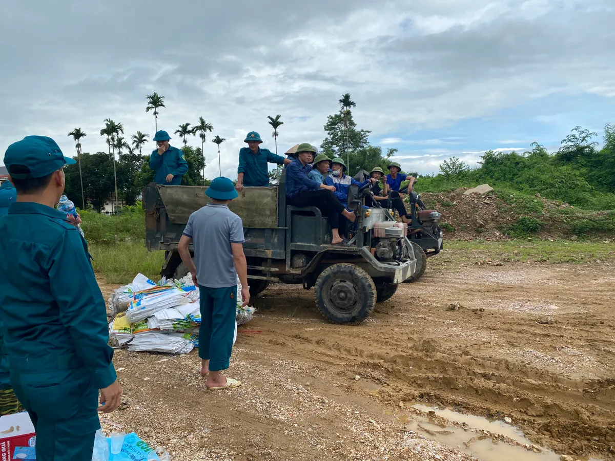 Các chiến sĩ Quân chủng Phòng không - Không quân hỗ trợ người dân chống ngập - Ảnh 7. Các chiến sĩ Quân chủng Phòng không - Không quân hỗ trợ người dân chống ngập - Ảnh 7.