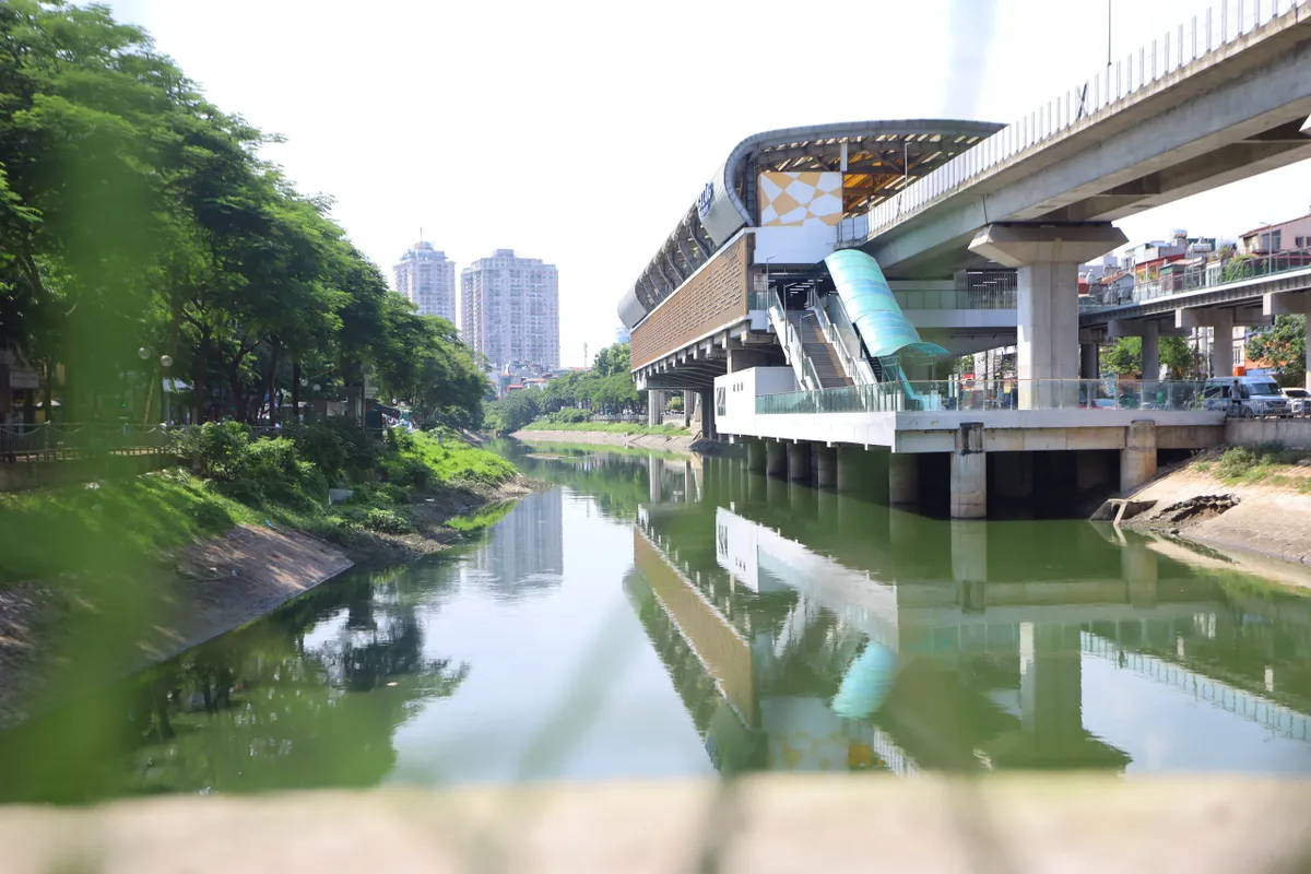 Hà Nội: Nước sông Tô Lịch lại chuyển màu xanh - Ảnh 6.