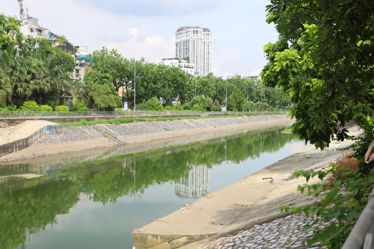 Hà Nội: Nước sông Tô Lịch lại chuyển màu xanh - Ảnh 11.