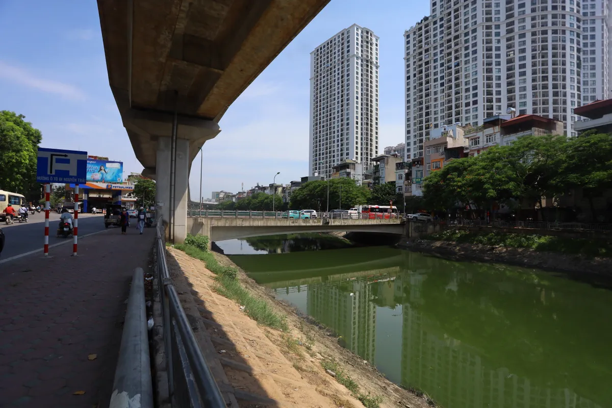 Hà Nội: Nước sông Tô Lịch lại chuyển màu xanh - Ảnh 14.