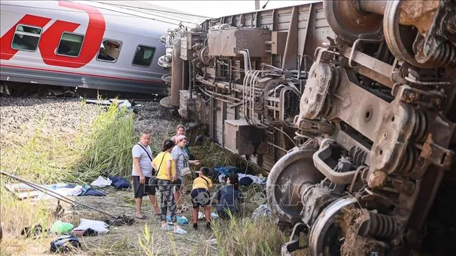 Tàu hỏa va chạm xe tải ở Nga, ít nhất 140 người bị thương - Ảnh 2. Tàu hỏa va chạm xe tải ở Nga, ít nhất 140 người bị thương - Ảnh 2.