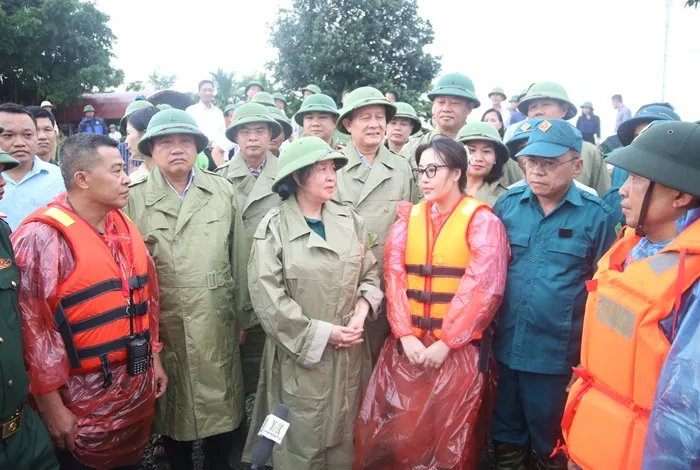 Bí thư Thành ủy Hà Nội: Bảo đảm tuyệt đối an toàn tính mạng của người dân vùng mưa lũ - Ảnh 1.