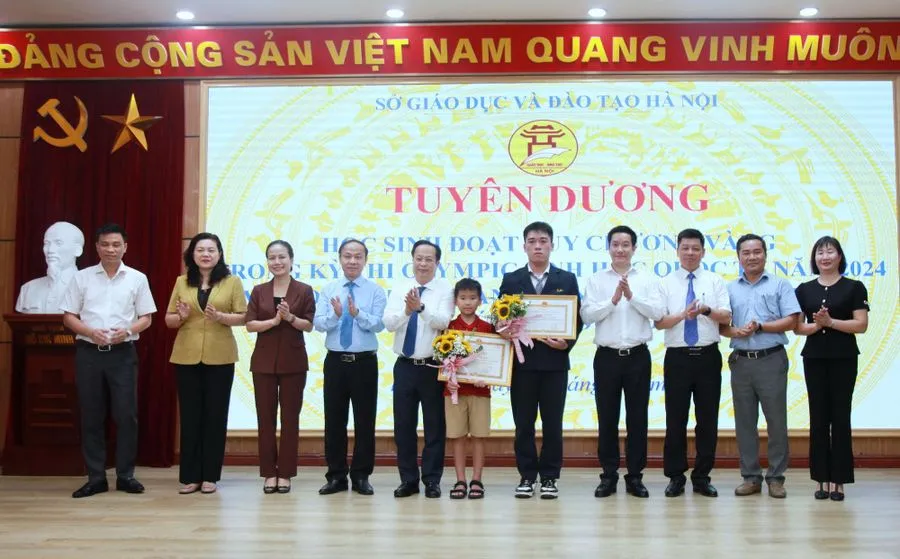 Hà Nội tuyên dương học sinh có thành tích xuất sắc, việc làm đẹp  - Ảnh 1.