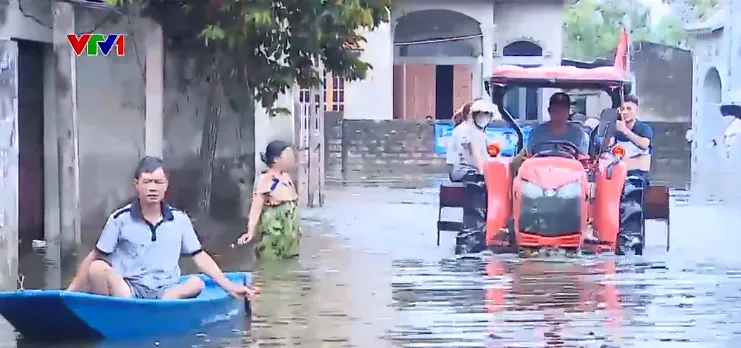 Hà Nội: Khó khăn di dời người dân ra khỏi vùng lũ - Ảnh 1.