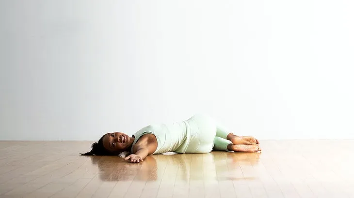 Dua Lipa chia sẻ 5 tư thế Yoga giúp trở nên bình tĩnh và sáng suốt - Ảnh 3. Dua Lipa chia sẻ 5 tư thế Yoga giúp trở nên bình tĩnh và sáng suốt - Ảnh 3.