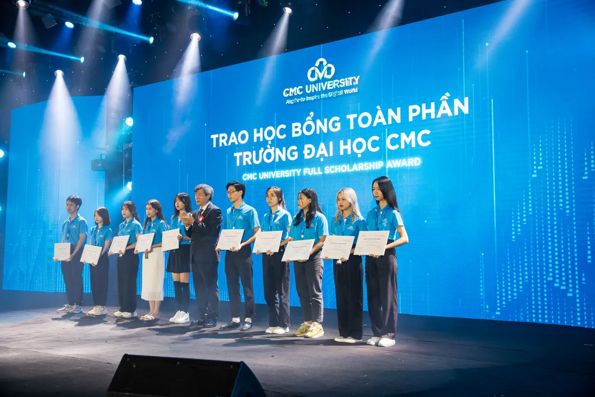 Trường Đại học CMC trao 400 suất học bổng năm 2024 - Ảnh 1.