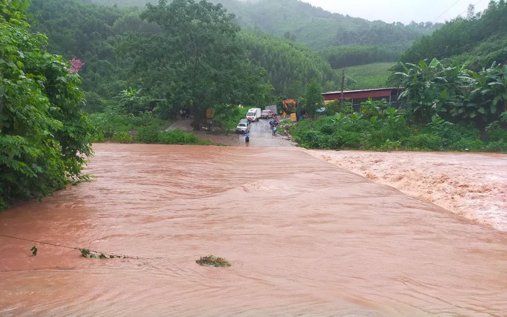 Bắc Giang: Nước lũ d&acirc;ng cao khiến giao th&ocirc;ng một số khu vực bị chia cắt cục bộ - Ảnh 2.