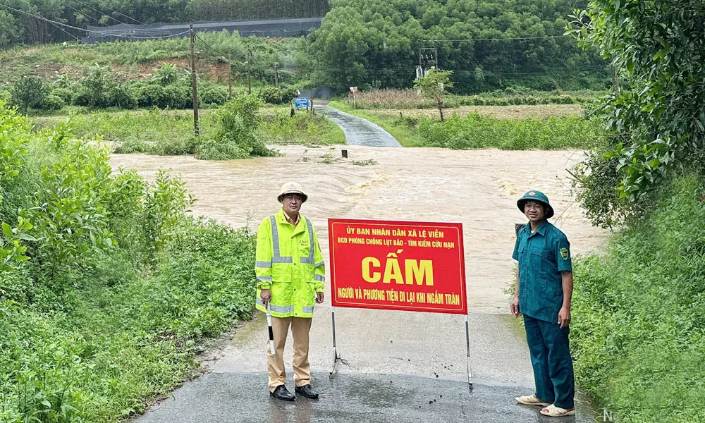 Bắc Giang: Nước lũ d&acirc;ng cao khiến giao th&ocirc;ng một số khu vực bị chia cắt cục bộ - Ảnh 1.
