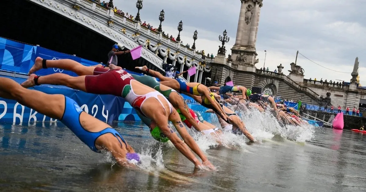 Khán giả háo hức theo dõi ba môn phối hợp tại Olympic Paris - Ảnh 1.