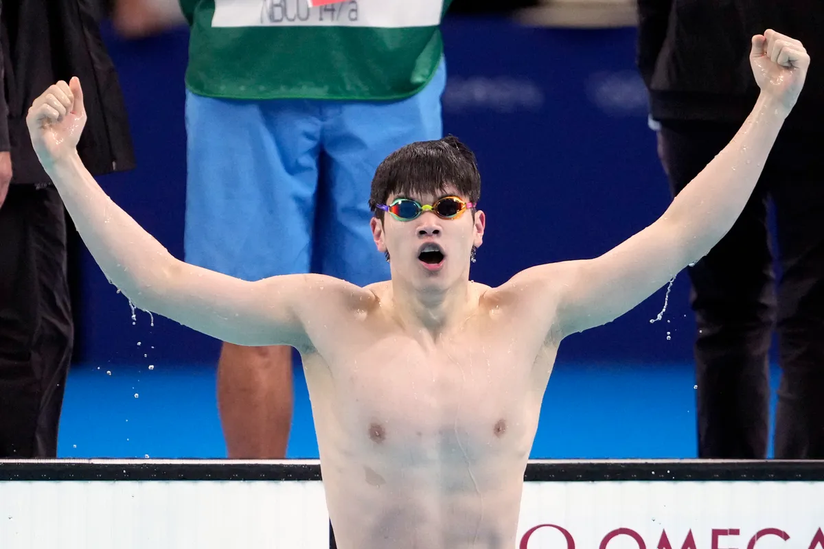 Kình ngư Trung Quốc trở thành VĐV bơi lội đầu tiên phá kỷ lục thế giới tại Olympic Paris 2024 - Ảnh 1. Kình ngư Trung Quốc trở thành VĐV bơi lội đầu tiên phá kỷ lục thế giới tại Olympic Paris 2024 - Ảnh 1.