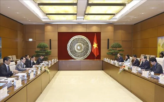 Chủ tịch Quốc hội tiếp Trưởng Ban Nghi&ecirc;n cứu ch&iacute;nh s&aacute;ch Đảng D&acirc;n chủ Tự do Nhật Bản - Ảnh 1.