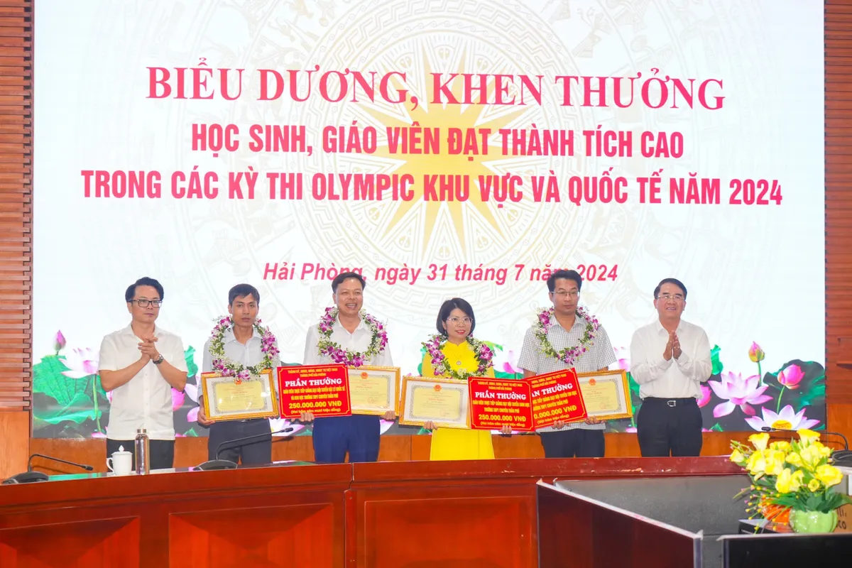 Hải Phòng trao thưởng hơn 2,7 tỷ đồng cho học sinh, giáo viên đạt giải trong các kỳ thi Olympic năm 2024 - Ảnh 2. Hải Phòng trao thưởng hơn 2,7 tỷ đồng cho học sinh, giáo viên đạt giải trong các kỳ thi Olympic năm 2024 - Ảnh 2.