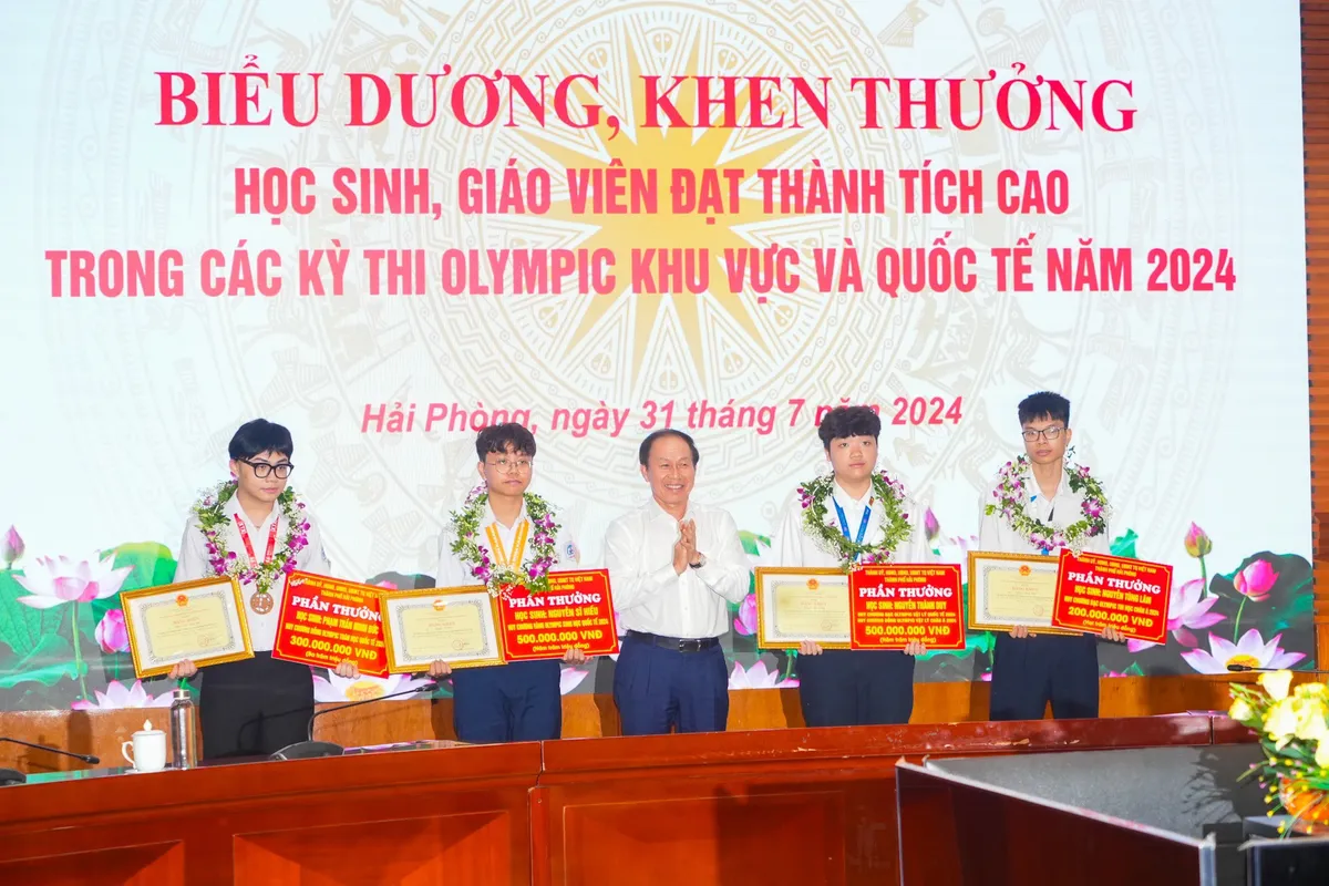 Hải Phòng trao thưởng hơn 2,7 tỷ đồng cho học sinh, giáo viên đạt giải trong các kỳ thi Olympic năm 2024 - Ảnh 1. Hải Phòng trao thưởng hơn 2,7 tỷ đồng cho học sinh, giáo viên đạt giải trong các kỳ thi Olympic năm 2024 - Ảnh 1.