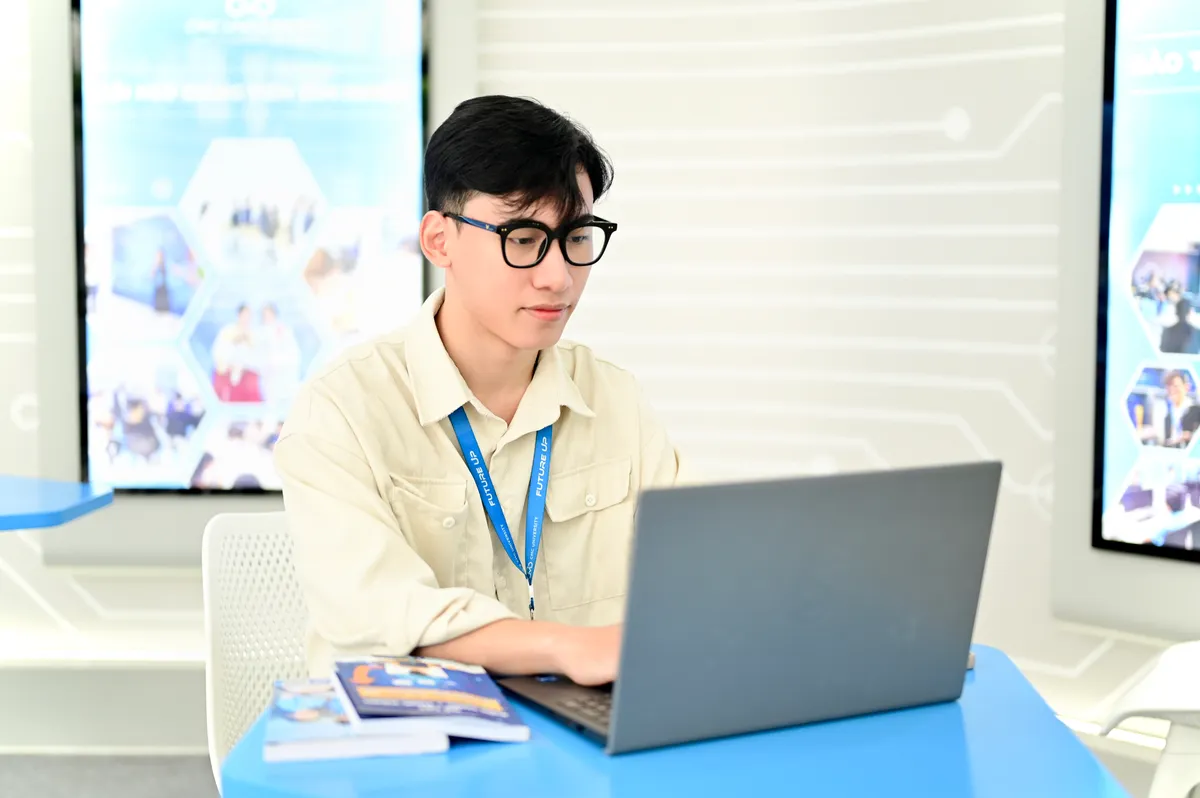 Sinh vi&ecirc;n năm 2 Trường Đại học CMC ph&aacute;t hiện lỗ hổng bảo mật phần mềm thiết bị IoT - Ảnh 3.