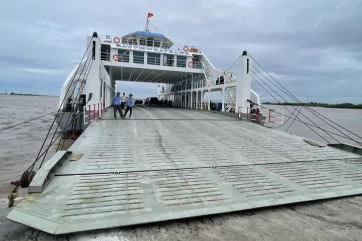 Phà 3 tầng lớn nhất Hải Phòng đi vào vận hành - Ảnh 2.