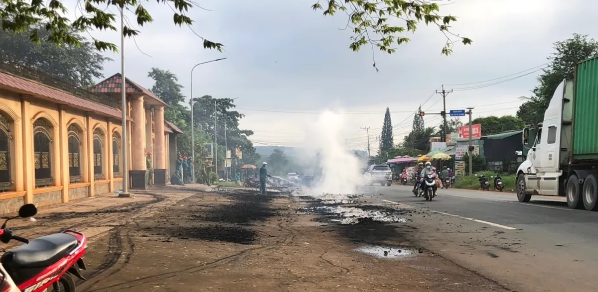 Xe tải chở than bốc ch&aacute;y tr&ecirc;n Quốc lộ 14, h&agrave;ng trăm người d&acirc;n hỗ trợ dập lửa  - Ảnh 1.