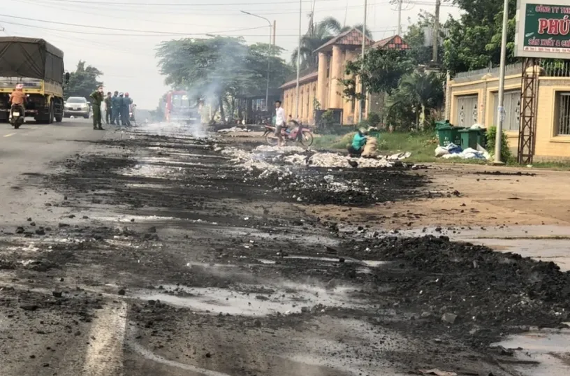 Xe tải chở than bốc ch&aacute;y tr&ecirc;n Quốc lộ 14, h&agrave;ng trăm người d&acirc;n hỗ trợ dập lửa  - Ảnh 2.