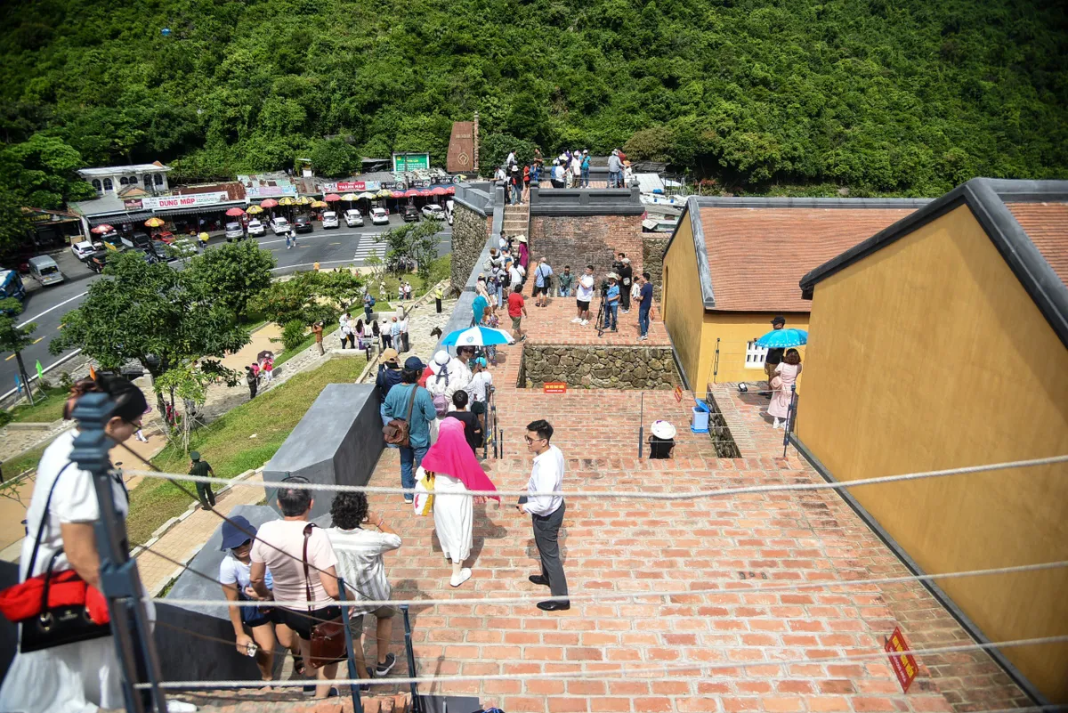 Di t&iacute;ch Thi&ecirc;n hạ đệ nhất h&ugrave;ng quan ng&agrave;y đầu mở cửa đ&oacute;n kh&aacute;ch - Ảnh 1.