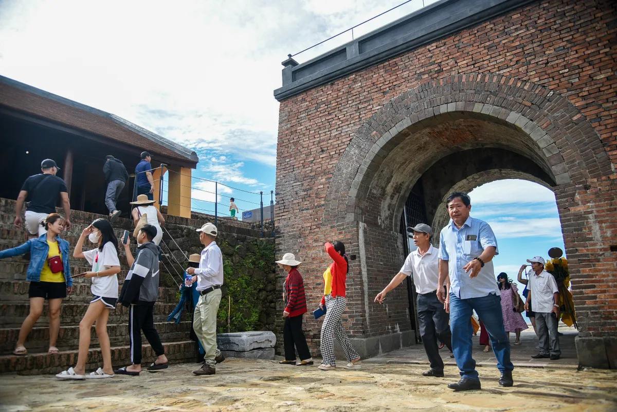 Di t&iacute;ch Thi&ecirc;n hạ đệ nhất h&ugrave;ng quan ng&agrave;y đầu mở cửa đ&oacute;n kh&aacute;ch - Ảnh 6.