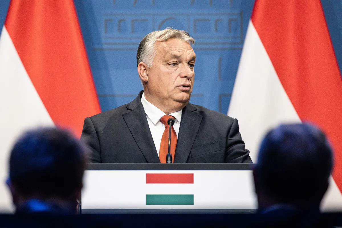 EU yêu cầu Hungary giải trình việc nới lỏng thị thực - Ảnh 1.