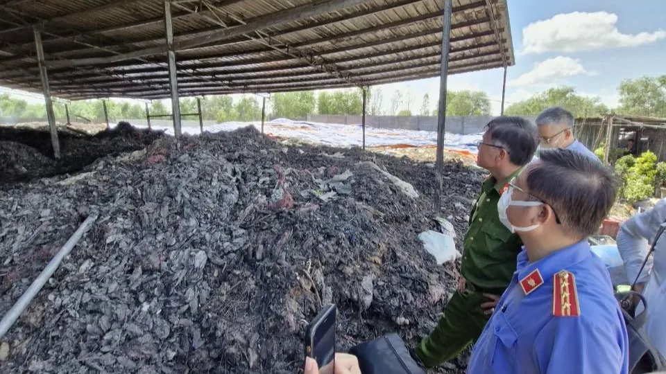 Long An: Khởi tố giám đốc một công ty đổ chất thải gây ô nhiễm môi trường - Ảnh 1.