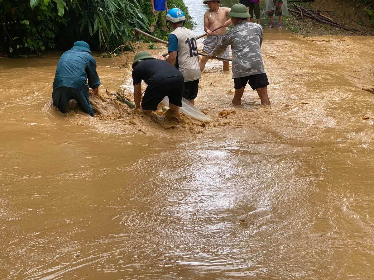 Yên Bái: Mưa rất lớn gây ngập úng, sạt lở đất - Ảnh 2.