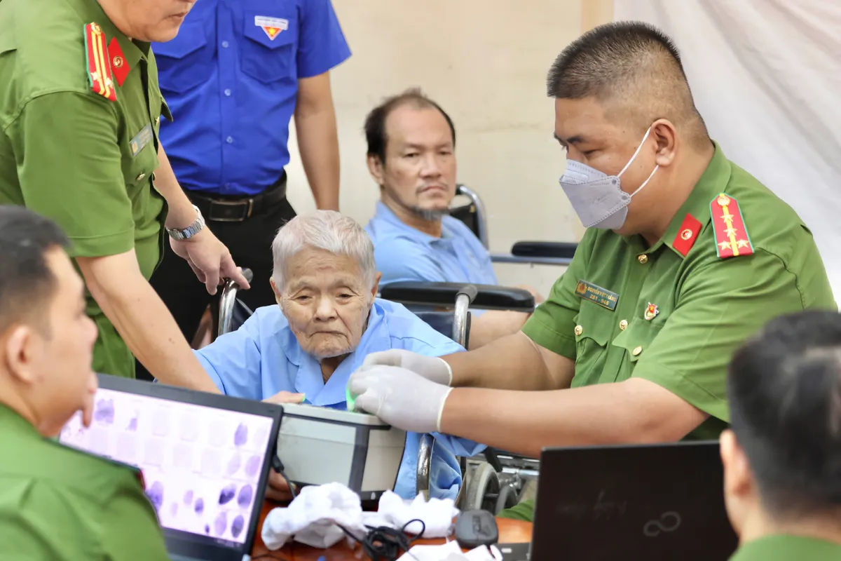 Công an TP Hồ Chí Minh và hành trình đi tìm định danh cho người yếu thế - Ảnh 1.