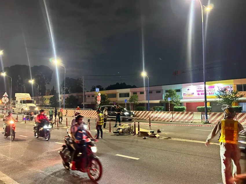 Va chạm với xe đầu k&eacute;o, một phụ nữ tử vong - Ảnh 1.