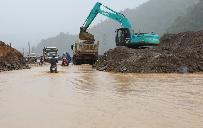 Điện Biên nỗ lực khắc phục giao thông sau mưa lũ - Ảnh 1.