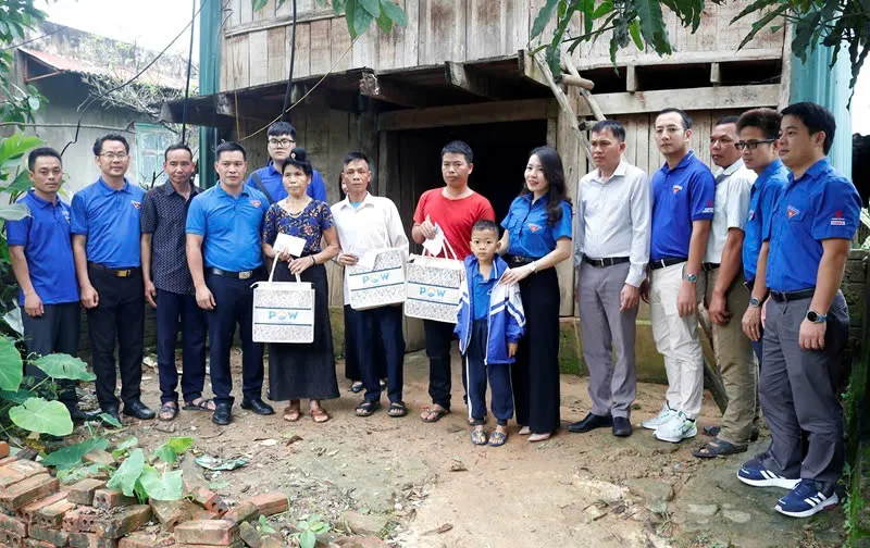 Thanh niên chia sẻ khó khăn với đồng bào dân tộc thiểu số, vùng lũ Điện Biên - Ảnh 5.