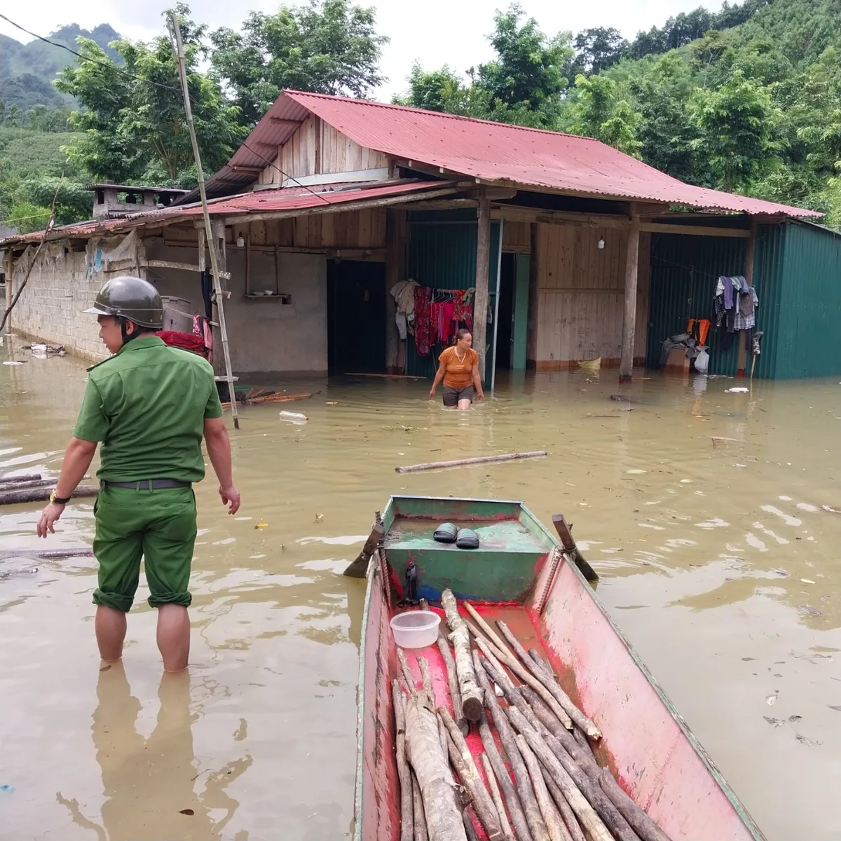 L&agrave;o Cai: Gần 40 nh&agrave; d&acirc;n bị ảnh hưởng do mưa lớn, ngập &uacute;ng - Ảnh 4.