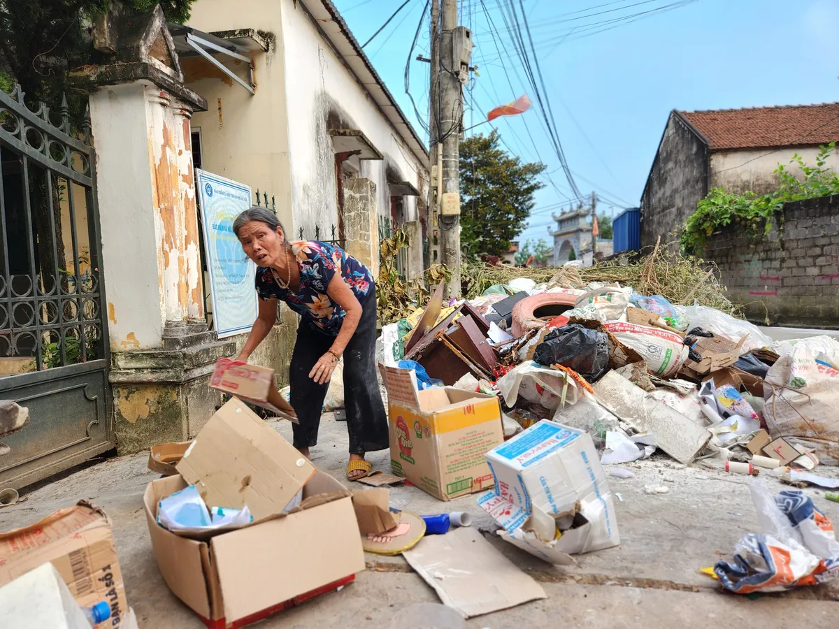 Hà Nội: Nước rút tại rốn lũ Nam Phương Tiến, người dân tổng vệ sinh môi trường - Ảnh 4.