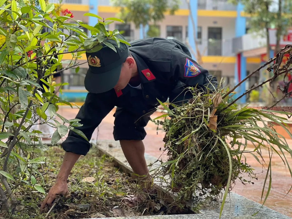 Hà Nội: Nước rút tại rốn lũ Nam Phương Tiến, người dân tổng vệ sinh môi trường - Ảnh 9.