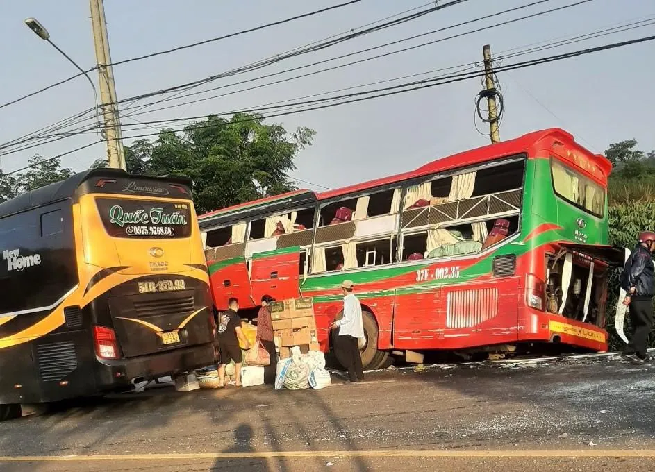 Xe tải tông xe khách trên đường Hồ Chí Minh - Ảnh 1.