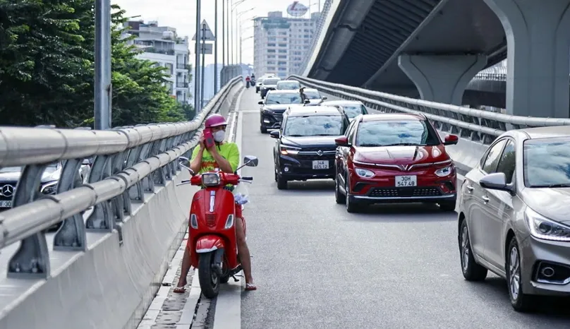 Nhiều xe máy ngang nhiên đi lên vành đai trên cao ở Hà Nội - Ảnh 1.