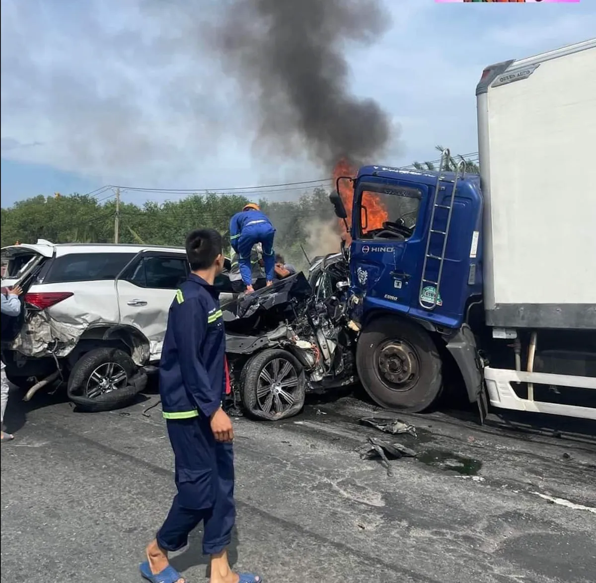 TP Hồ Chí Minh: Tai nạn liên hoàn trên cầu Phú Mỹ, 1 ô tô bốc cháy - Ảnh 3.