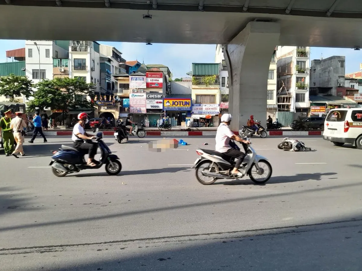 Hà Nội: Tai nạn giao thông khiến một người đi bộ tử vong, 3 người khác bị thương - Ảnh 1.